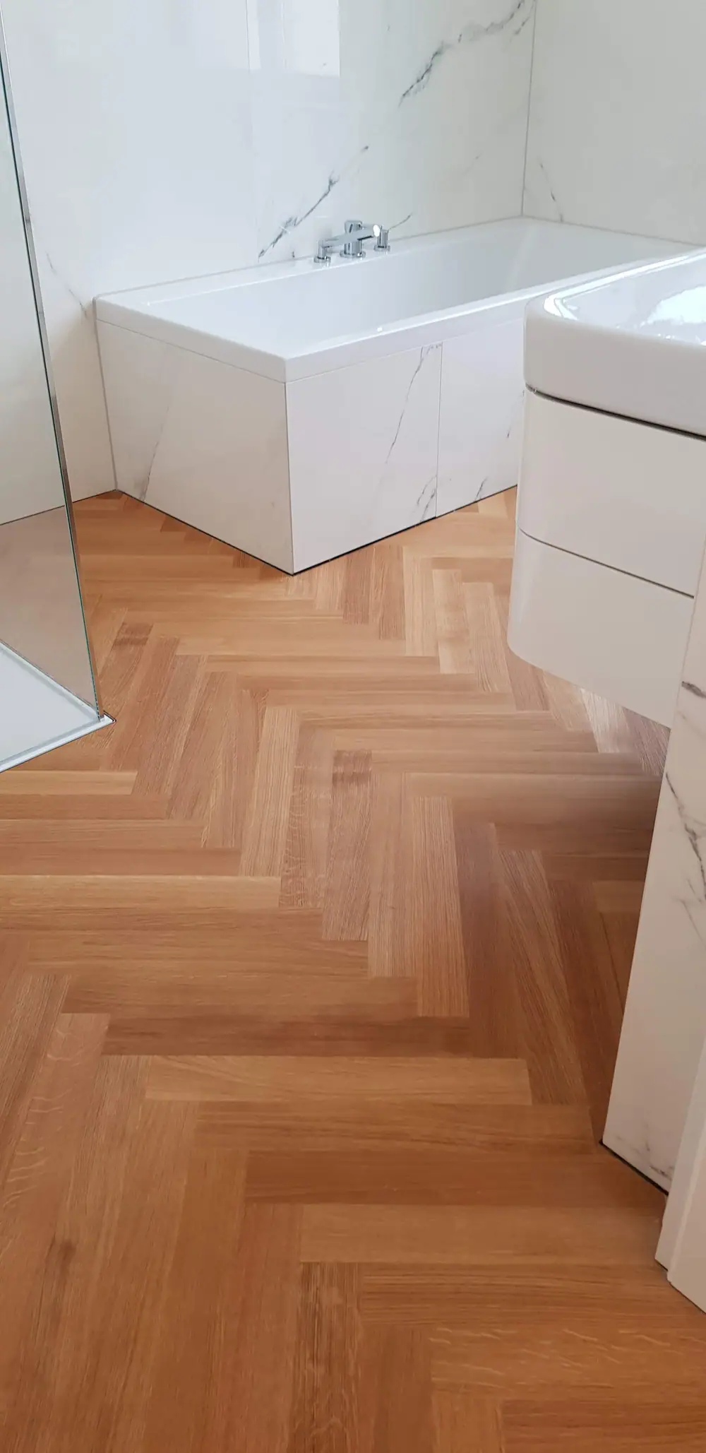Fischgrätparkett zwischen den Einbauten im Badezimmer