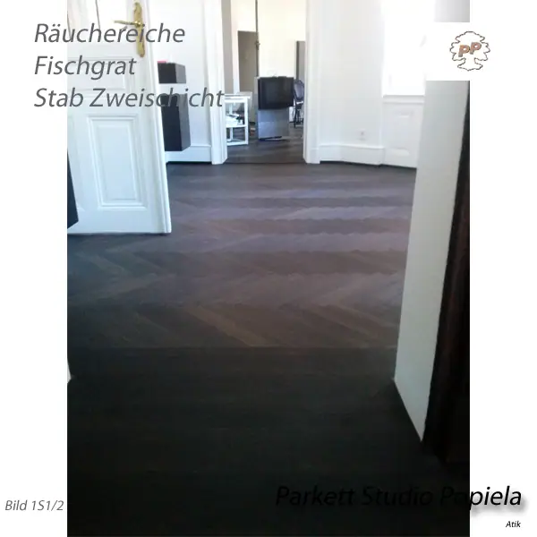 Dunkles Räuchereichenparkett zwischen weißen Türen