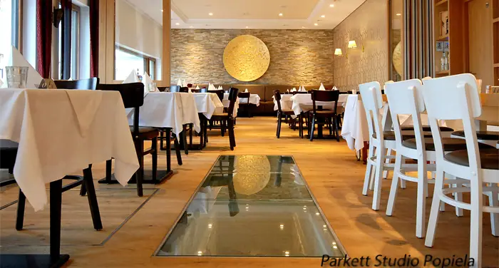 Eichendielen um die Glasöffnung im Restaurantboden