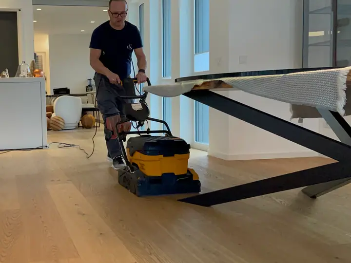 Fachgerechte Behandlung eines Holzbodens mit einer Einscheibenmaschine