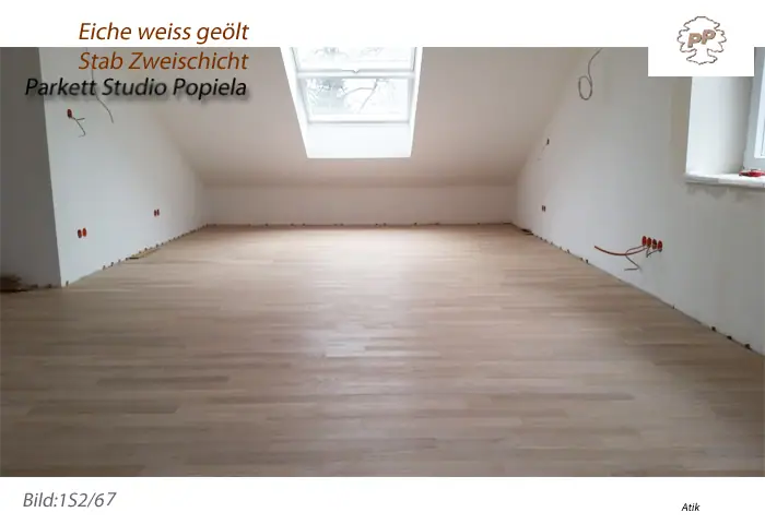 Zweischichtparkett im Raum unter dem Dachfenster