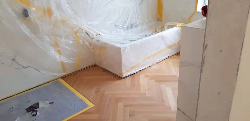 Verlegung neben der geschützten Badewanne und dem Duschbereich