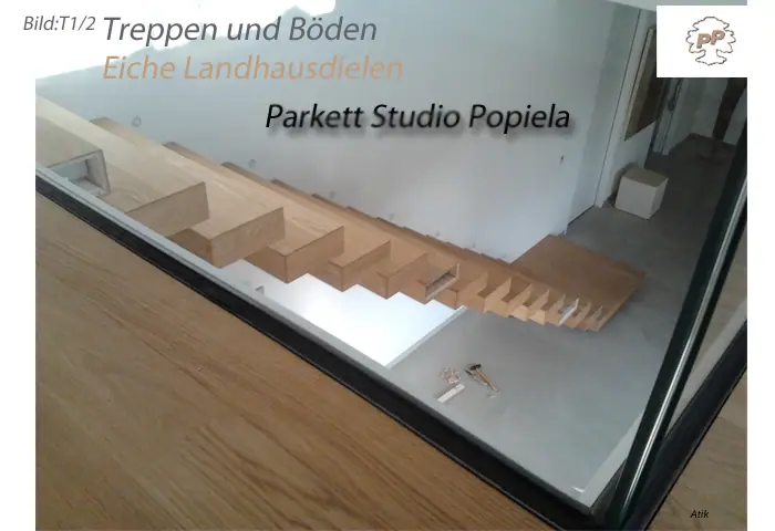 Blick vom oberen Boden auf den offenen Treppenlauf