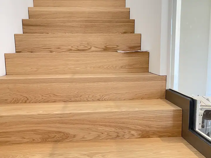 Individuell mit Holz belegte Tritt- und Setzstufen