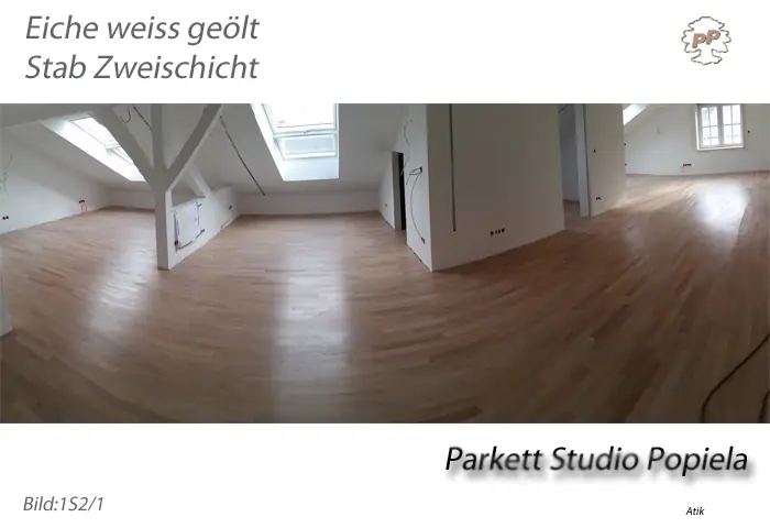 Blick entlang der Dachschräge in den angrenzenden Raum