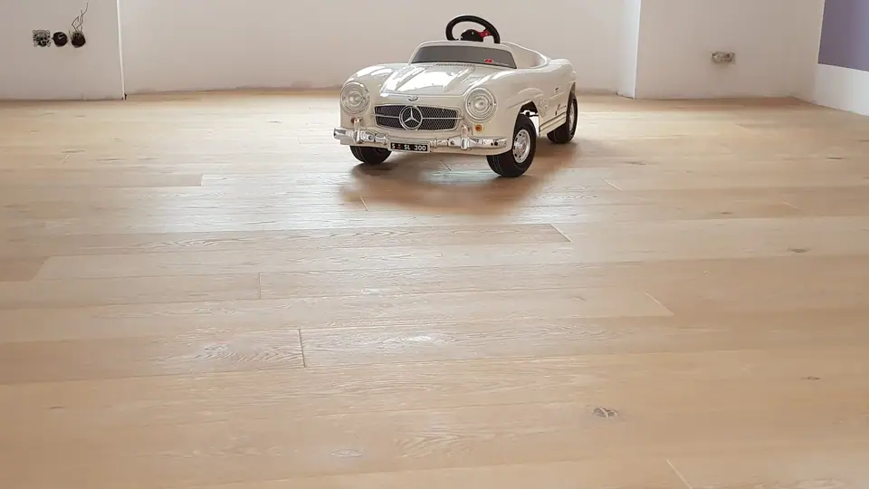Raumansicht mit den hellen Dielen