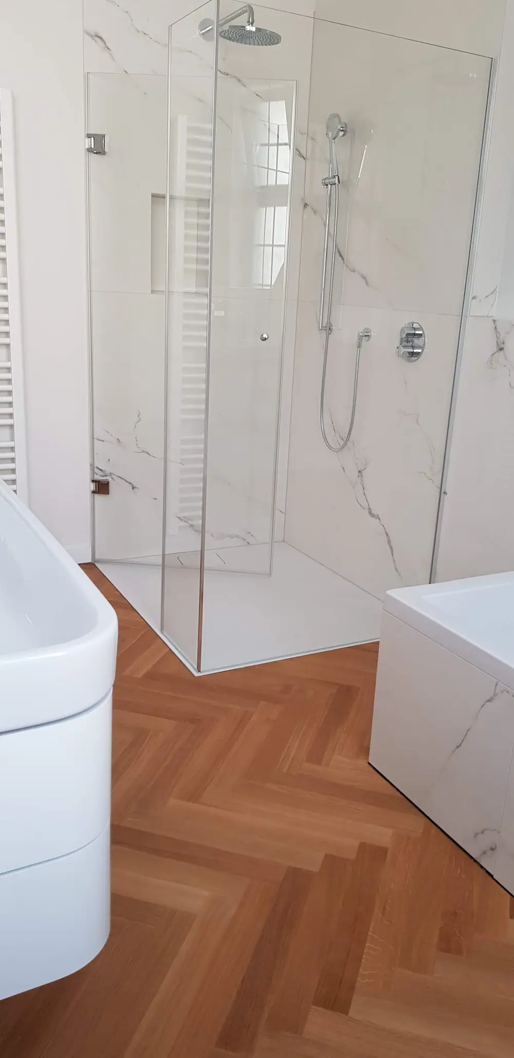 Einblick in die Einrichtung des Badezimmers