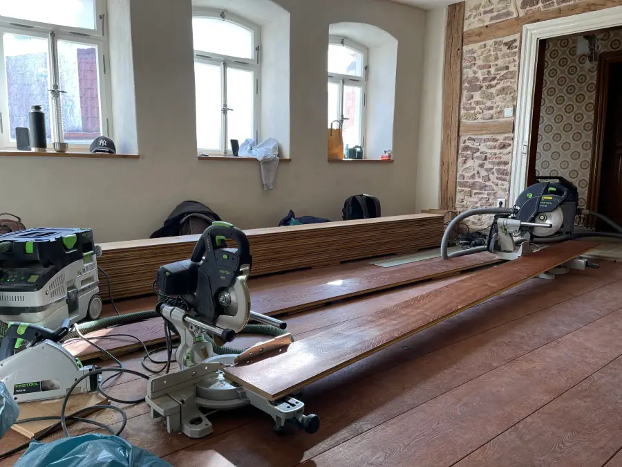Zuschnitt und Werkzeug während der Verlegung