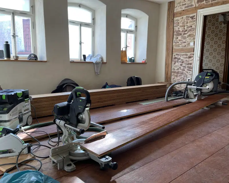 Zuschnitt und Werkzeug während der Verlegung