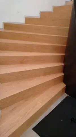 Blick von unten auf die mit Holz belegte Treppe