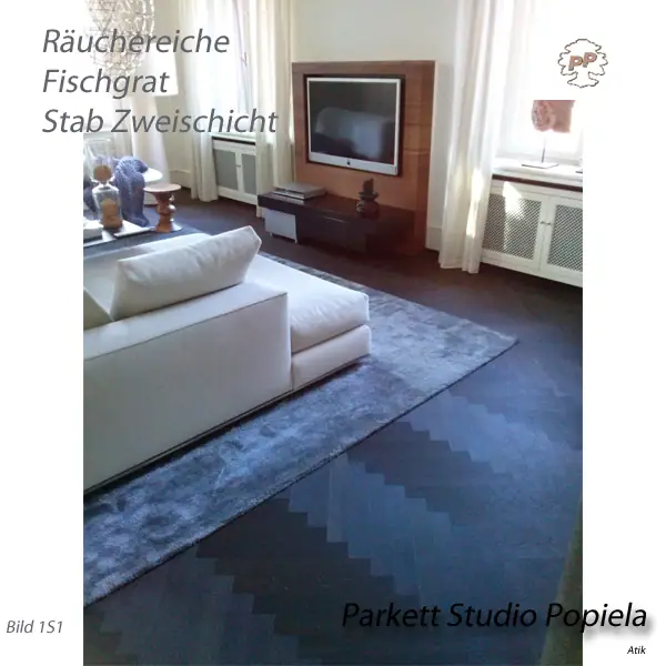Der dunkle Holzboden im eingerichteten Wohnraum