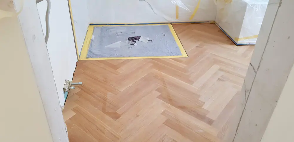 Das Fischgrätmuster vor Badewanne und Dusche