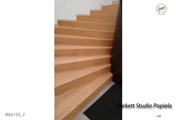 Blick von unten auf die mit Holz belegte Treppe