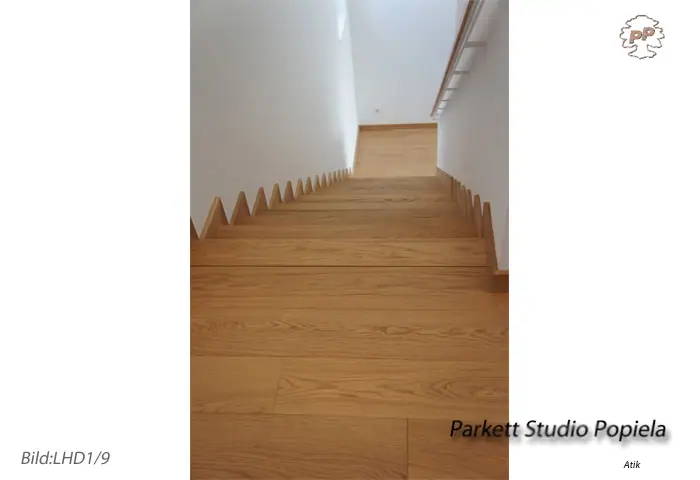 Mit Eichendielen verkleidete Betontreppe von oben