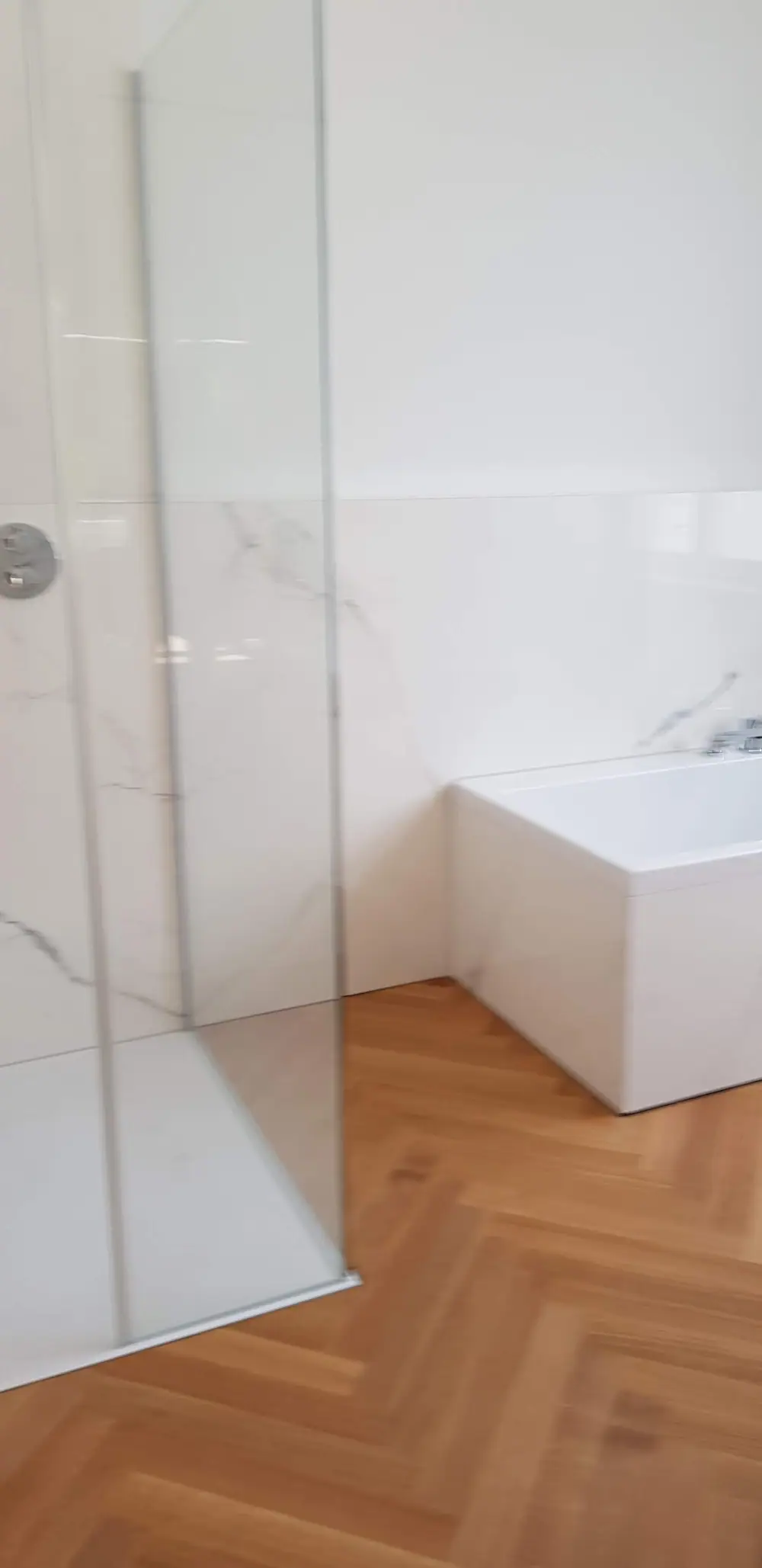 Holzfläche neben der Duschabtrennung