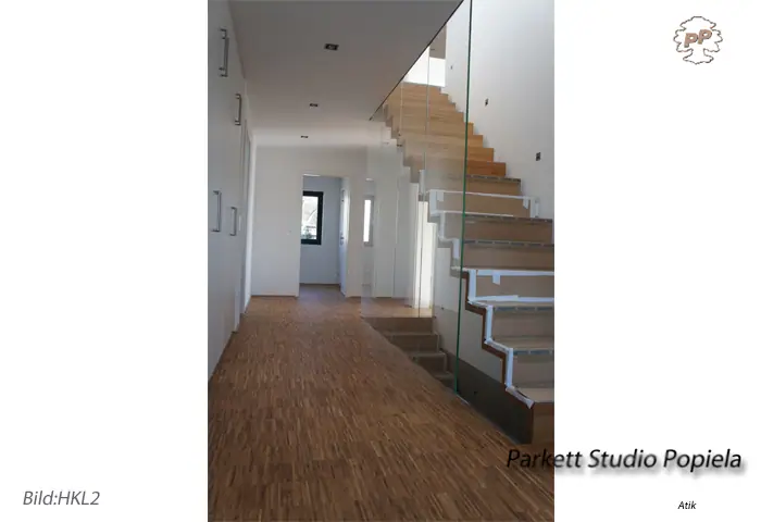 Blick über das Industrieparkett zur Treppe