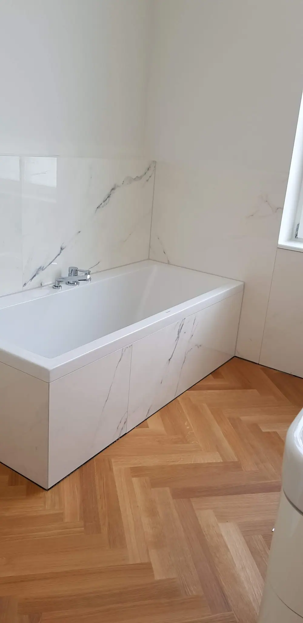 Eingepasstes Fischgrät an der Badewanne