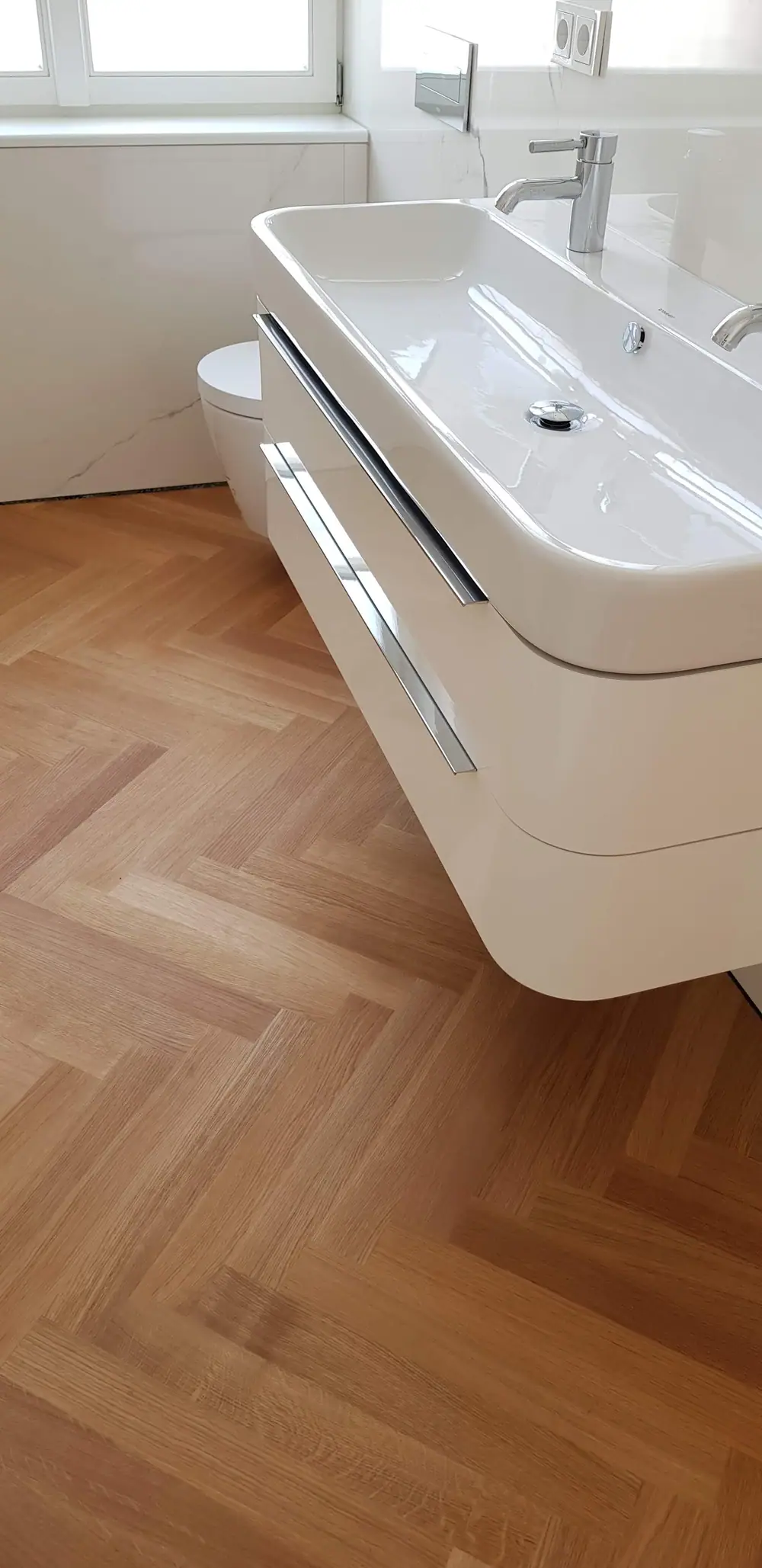 Verlegebild am geschwungenen Waschtisch