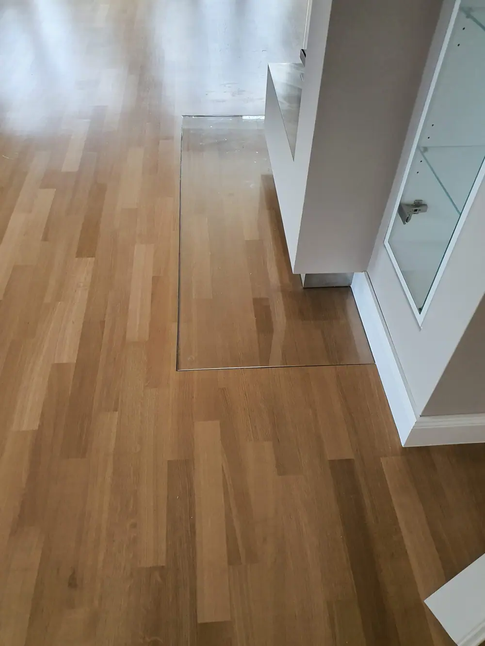 Seitlicher Blick auf Glasplatte und Holzboden