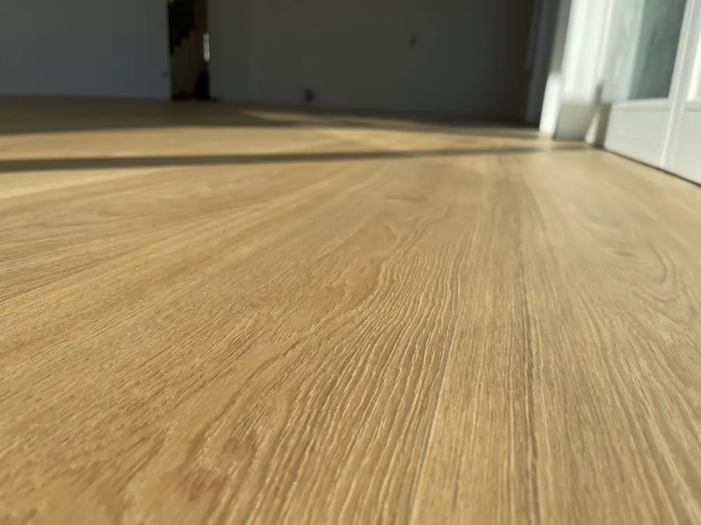 Unscharfe Nahansicht einer Holz-Dielenfläche mit Licht und Schatten.