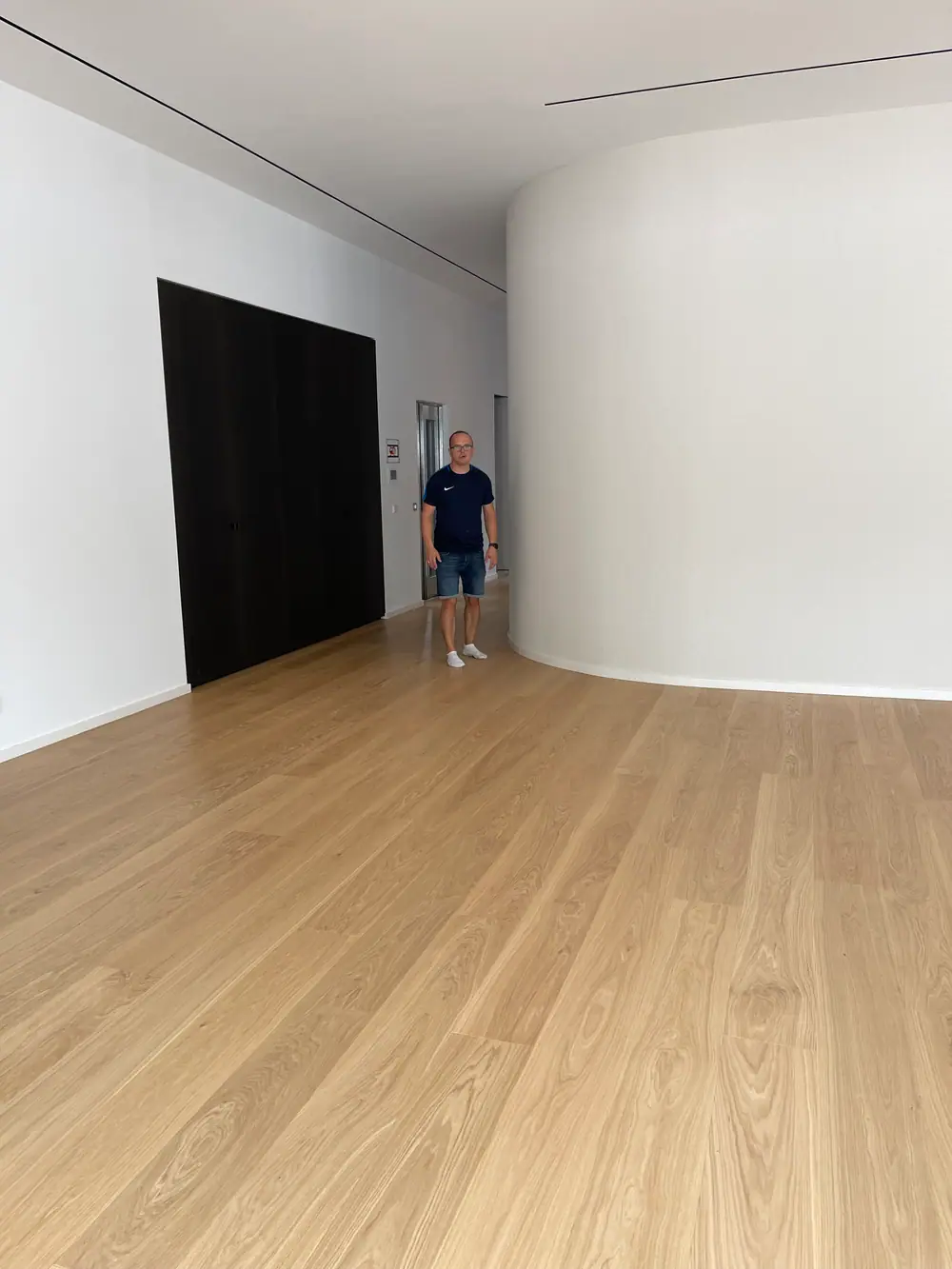 Detailansicht einer hellen Holzdielenfläche mit deutlich sichtbarer natürlicher Maserung.