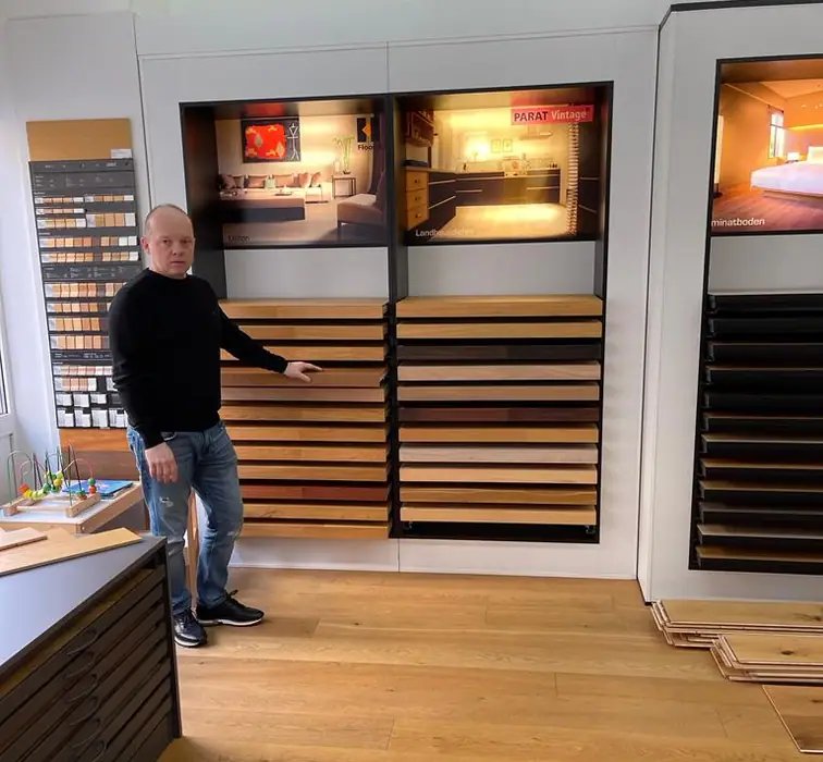 Beratung zwischen den Parkettmustern in unserer Mannheimer Ausstellung