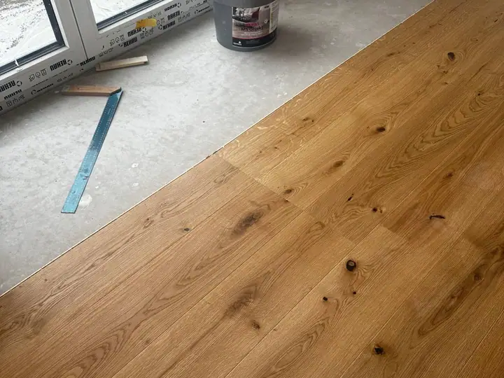 Eichendielen bei der Verlegung auf vorbereitetem Untergrund