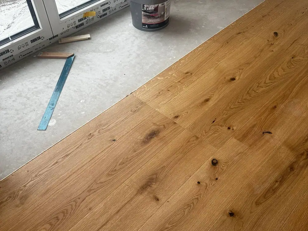 Eichendielen bei der Verlegung auf vorbereitetem Untergrund