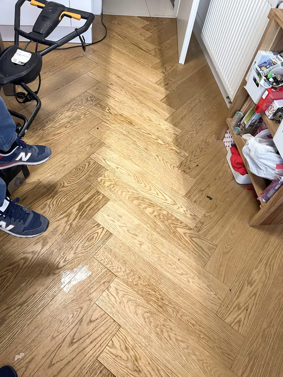 Dokumentierte Reinigungsfläche auf einem Holzboden